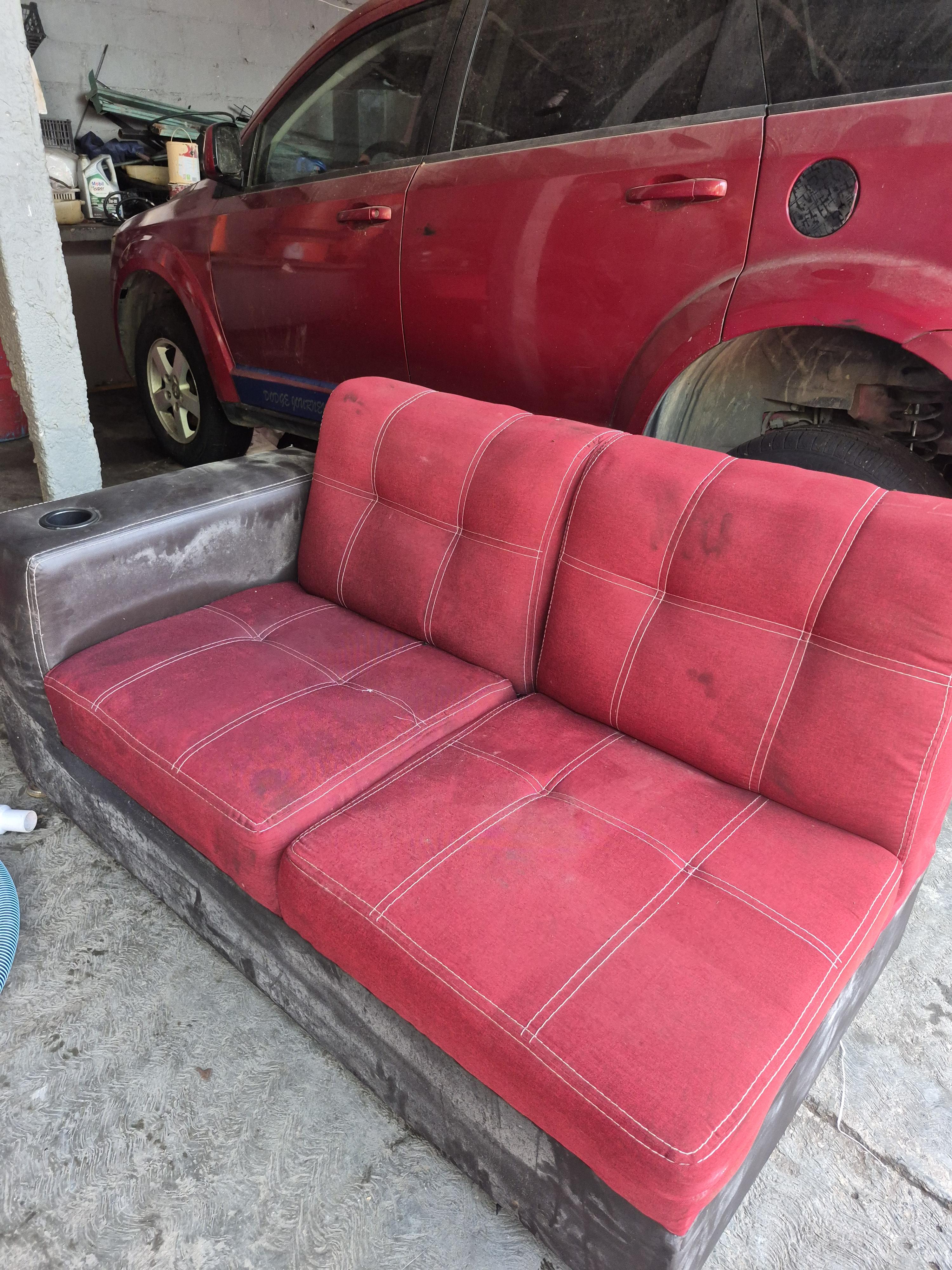 Sillón rojo con manchas visibles antes de la limpieza.