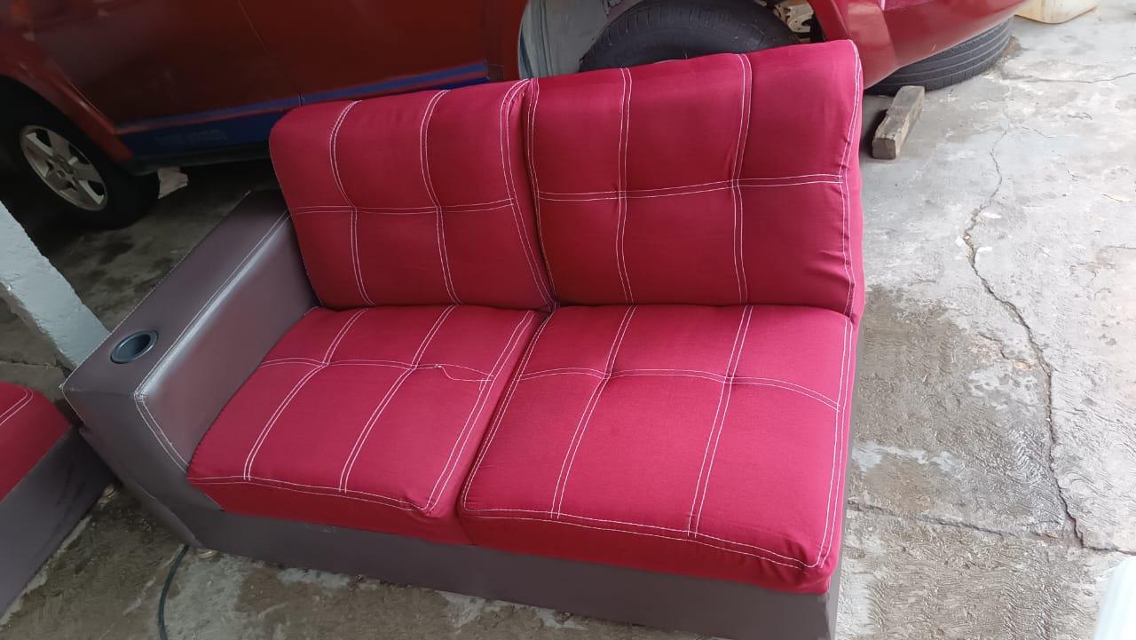 Sillón rojo limpio y sin manchas visibles después de la limpieza.